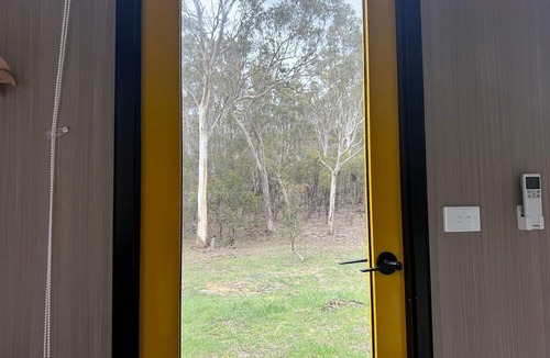 Steiglitz Cabin | Off-Grid Tiny House with Cozy Firepit Retreat in Steiglitz, Australia