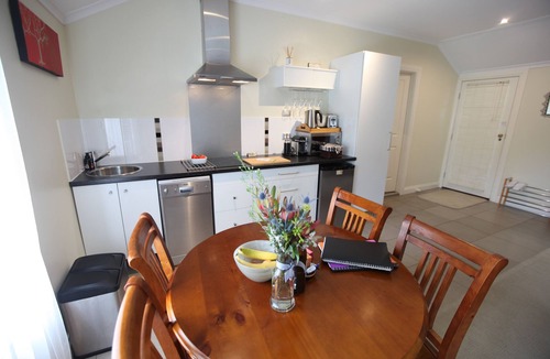 Upper Wakefield Apartment | One Tree Accommodation: The Suite
