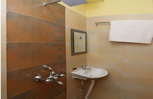 Bhowanipore Hotel | OYO 11930 the Jumbo Stay