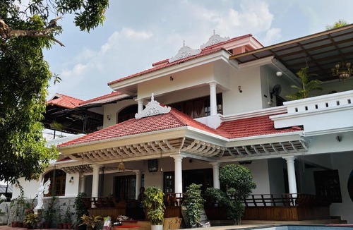 Alwaye House | Parudeesa - Luxurious Palace look with pool-Near CBD - Kerala - India with Breakfast