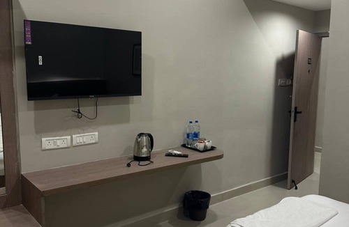 Injambakkam Hotel | Perfect 10-bedroom hotel with AC in lovely Chennai