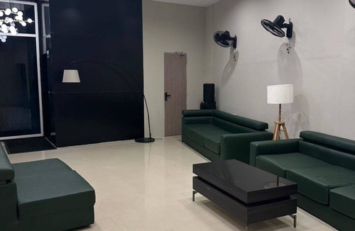 Injambakkam Hotel | Perfect 10-bedroom hotel with AC in lovely Chennai