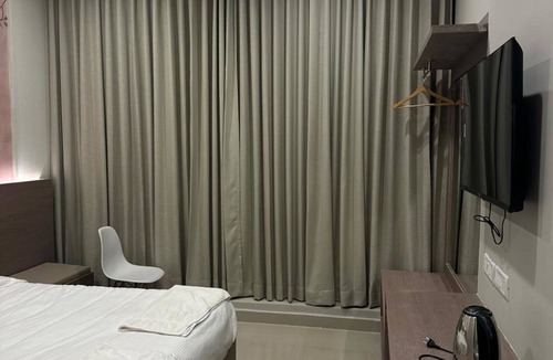 Injambakkam Hotel | Perfect 10-bedroom hotel with AC in lovely Chennai