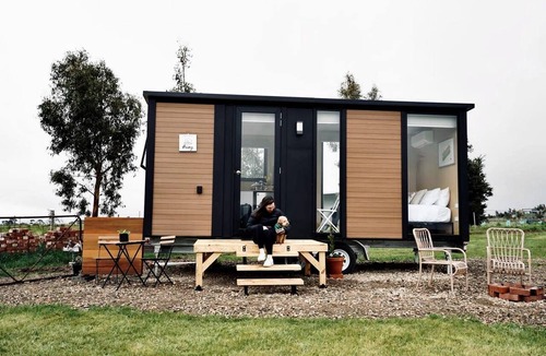 Smeaton Cabin | Pet Friendly Tiny Home for a Glamping Getaway outside Melbourne