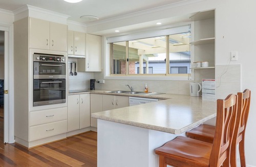 Forster House | Private Infinity Pool Sleeps 8 Near One Mile Beach