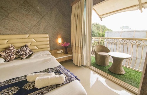 Lonavala House | RK Villa: Mountain Escape w/5 King Beds - Pool & Garden Views - Huge Terrace