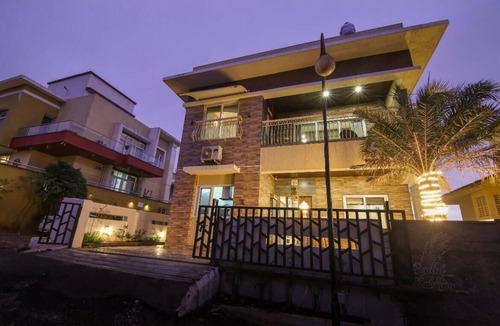 Lonavala House | RK Villa: Mountain Escape w/5 King Beds - Pool & Garden Views - Huge Terrace