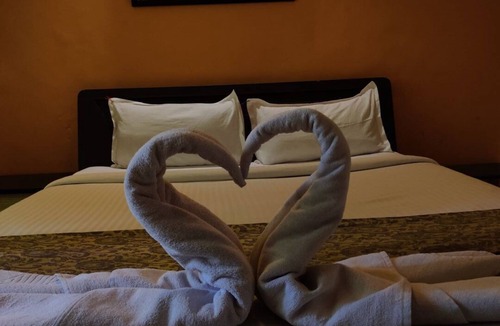 Koregaon Park Hotel | Rooms with air-conditioning, private bathrooms,showers, TVs,wardrobes. Free WiFi