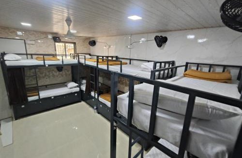Vile Parle Hostel | Sahar AC Dormitory - Andheri - Near Mumbai International airport - Male Guest Only