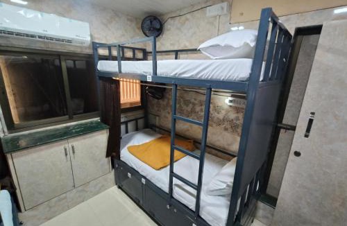 Vile Parle Hostel | Sahar AC Dormitory - Andheri - Near Mumbai International airport - Male Guest Only