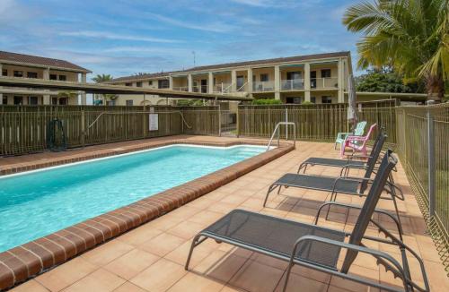 Batehaven Apartment | Seafront Getaway Studio, Great Location with Pool