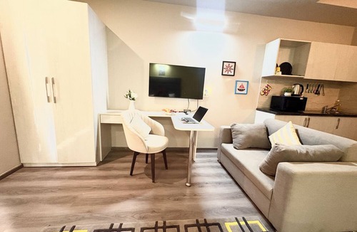 Gurugram Apartment | Serene Luxe Studio - Pool & Gym