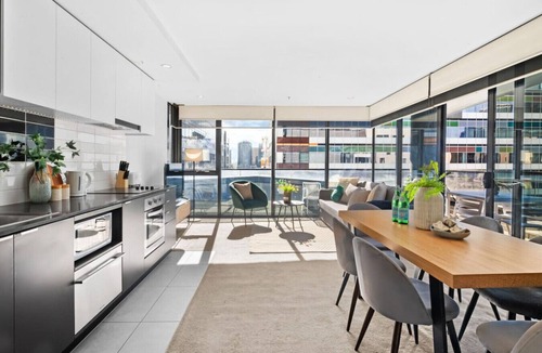 Docklands Apartment | Serrata | 2B2B Docklands Apartment with CP
