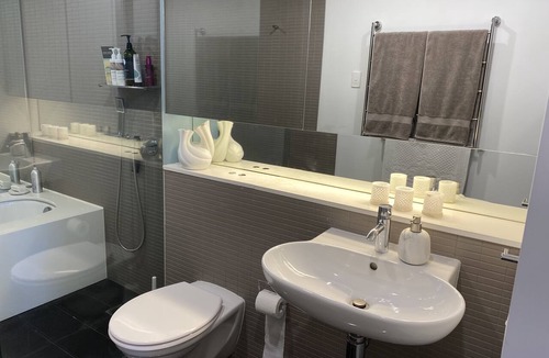 Camperdown Apartment | Skyline Camperdown Views: Renovated 2B/2B with Pools, Fitness & Free Parking