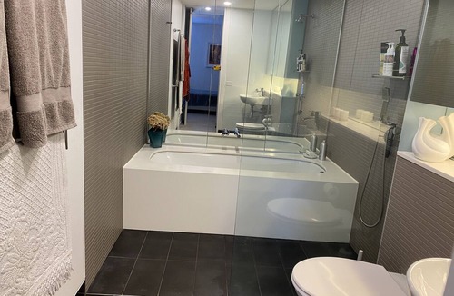 Camperdown Apartment | Skyline Camperdown Views: Renovated 2B/2B with Pools, Fitness & Free Parking