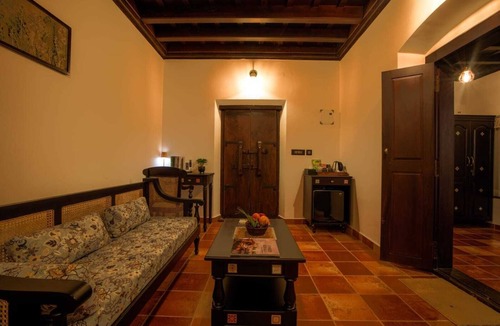 Irinjalakuda Hotel | Spacious 5-bedroom hotel in gorgeous Chalakudy with AC