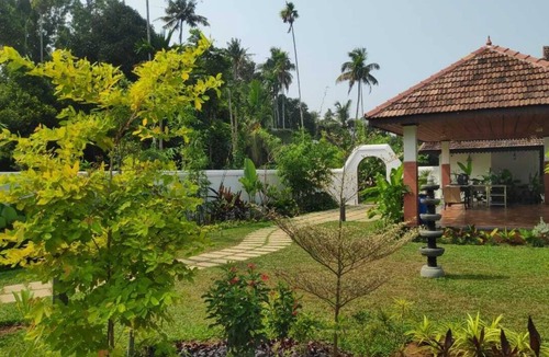 Irinjalakuda Hotel | Spacious 5-bedroom hotel in gorgeous Chalakudy with AC