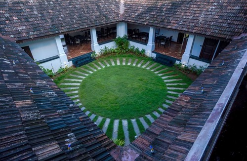 Irinjalakuda Hotel | Spacious 5-bedroom hotel in gorgeous Chalakudy with AC