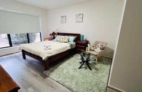 Tarneit House | Spacious master bedroom with ensuite (private bathroom and toilet)