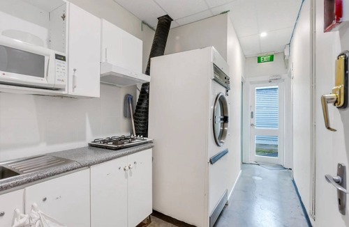 Adelaide Central Business District Cabin | Studio 7 - Wright Lodge