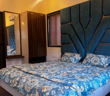 Daulatabad Villa | Sukoon Retreat by Ivory Stays,Luxury 3BHK Villa with Pool, Lawn and sunset view near Grishneshwar Temple