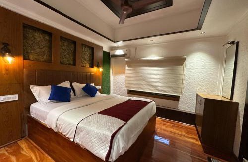 Aryad South Boat Rental | Sunbirds Premium House Boat at Alleppey Backwaters Kerala