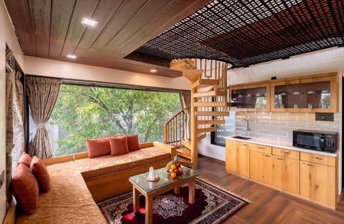 Bhim Nagar House | Sunflower Vista - 6BR Estate with Pool, Hot Tub & Hill Views, Mahabaleshwar