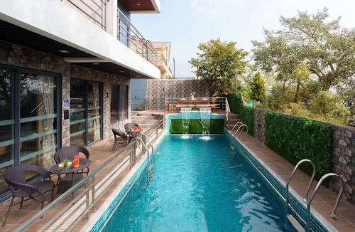 Bhim Nagar House | Sunflower Vista - 6BR Estate with Pool, Hot Tub & Hill Views, Mahabaleshwar