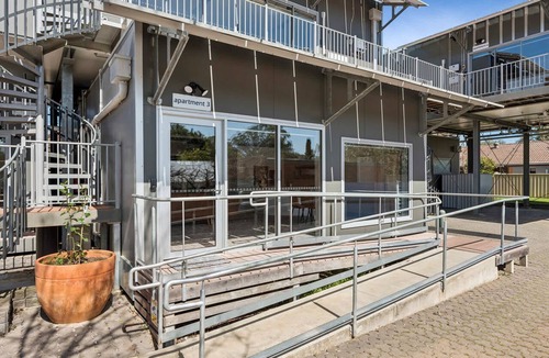 Kangaroo Flat Apartment | Sunny & Accessible 2BR Unit, Kangaroo Flat