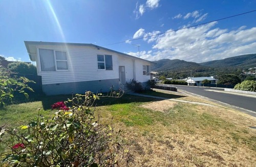 Risdon Vale House | The Mountain Riveting House at Risdon vale