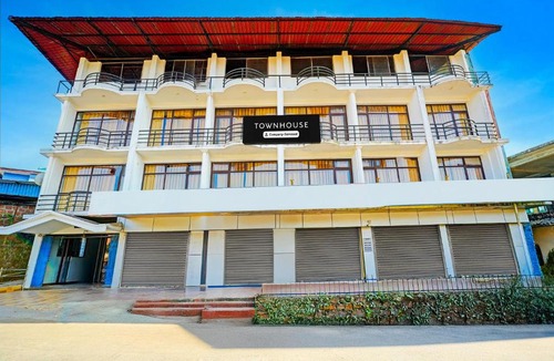 Mahadevpet Hotel | Townhouse Madikeri Fort Formerly Hotel Raj