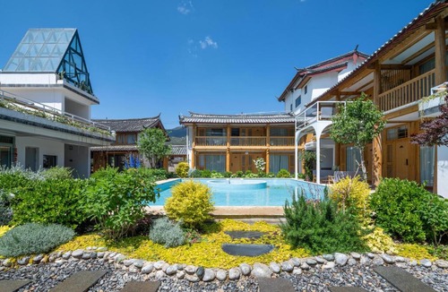 Yulong House | Viewing Mount with Jun