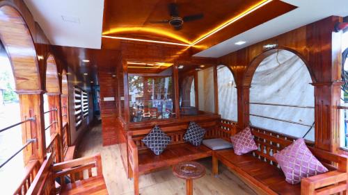 Erezha House | White Rose House Boat