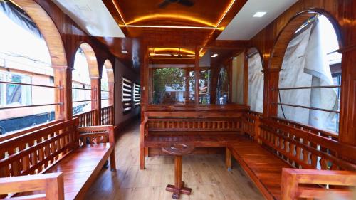Erezha House | White Rose House Boat