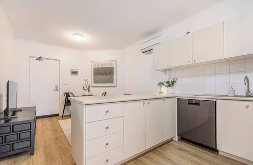 Windsor Apartment | Windsor Base Steps to Shopping Dining and Nightlife