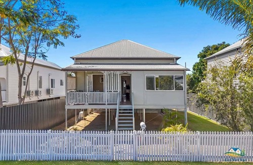 Rockhampton House | Work-Friendly Cottage | 3 Bathrooms + Parking