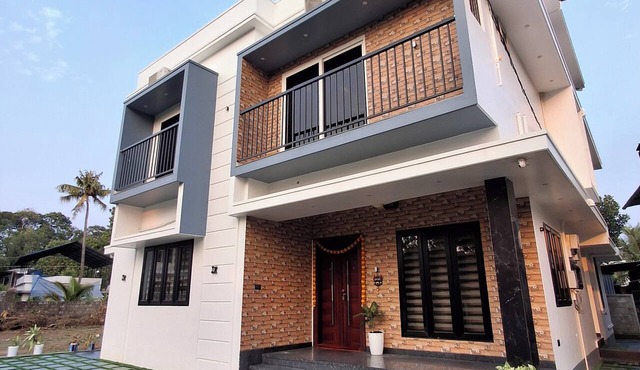 5 Mins to Metro | 15 Mins to Airport – Perfect Launchpad for Explorers!