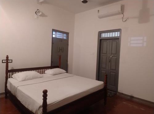 80 Yr old 5 Room entire Villa near beach