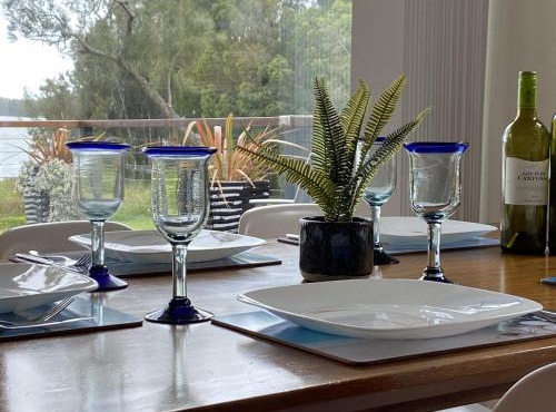 Absolute lakefront house - enjoy the sunrise in Budgewoi