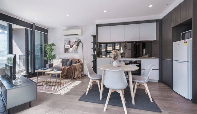 Absolute luxury 1BR Apt MQ+ Pool+Gym in Docklands