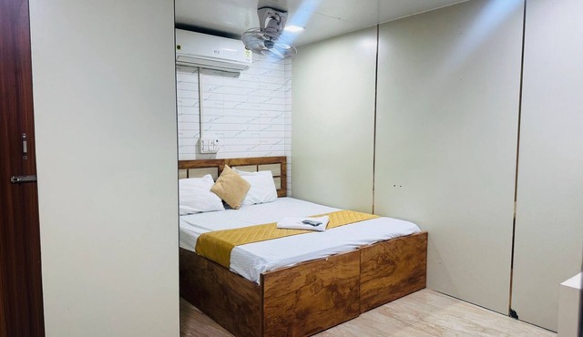 Adorable 1-bedroom hotel with AC in vibrant Mumbai