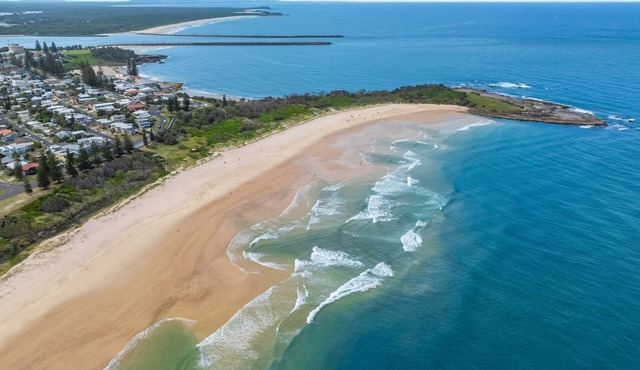 Beachdrift - Pet-Friendly Escape Just Steps to Pippi Beach - Holiday Yamba in Yamba