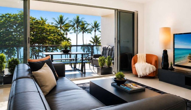 Beachfront Bliss in Townsville on The Strand 3BR Pool and Parking in North Ward