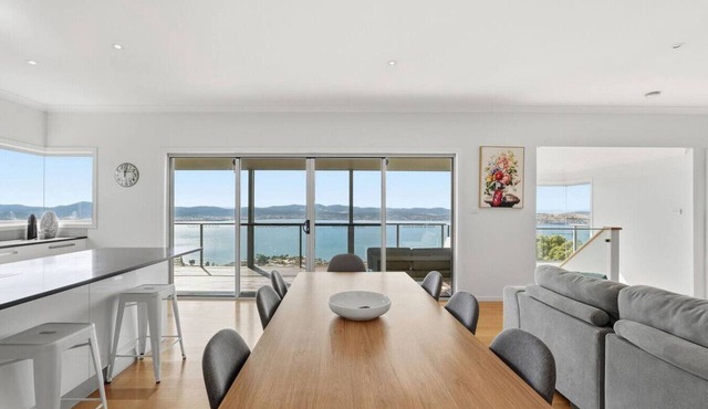 Bridgeview Mansion Escape - Sandy Bay in Sandy Bay