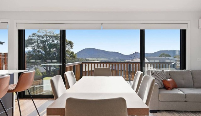 Bright & Beautiful Hobart Stay in Risdon Vale