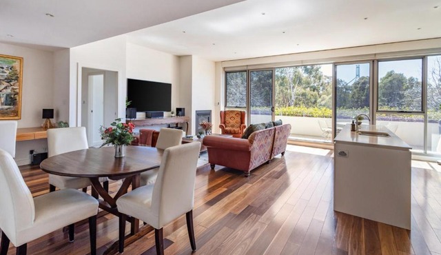 Bright & Spacious Penthouse by Parliament House in Barton