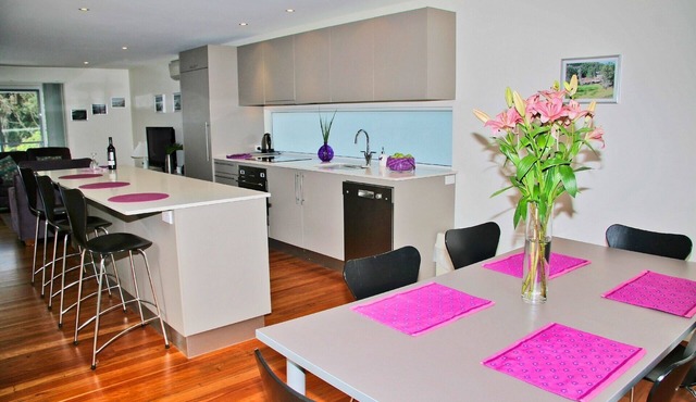 Cerulean Blue Combo PLUS, 7 bedrooms walk to cafes and beach in Blueys Beach