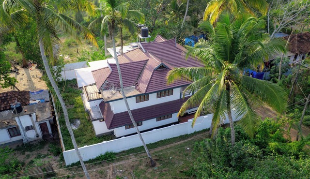 Comfortable Stay Near Marari 4 Bedroom Home with Kitchen