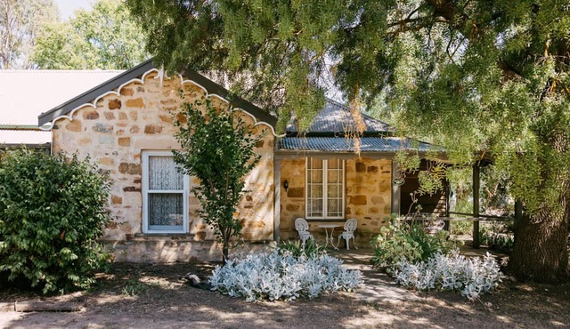 Couples Getaway. Spa Log Fire 2 Wineries and a Pub! Mintaro Hideaway Jollys Rest in Mintaro