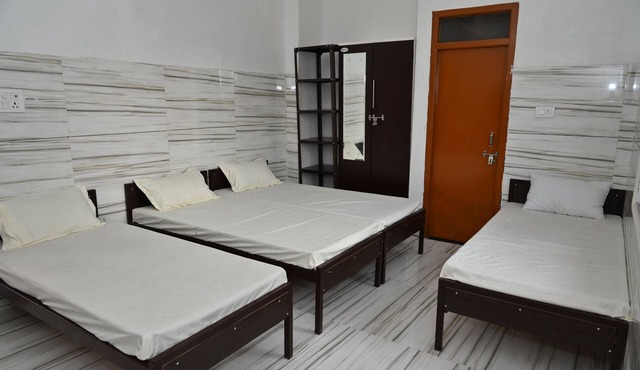 Cozy 1-bedroom hotel in welcoming Sindhlas with AC in Sindhlas